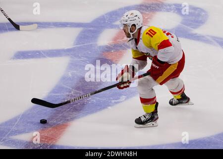 Mosca - Russia, 2020 dicembre 22 - Concorso russo di hockey su ghiaccio KHL. Dynamo Moscow vs Jokerit Helsinki - 10 Jordan Schroeder Foto Stock