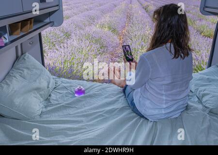 Nei campi di lavanda, in una carovana che fotografa i fiori Foto Stock