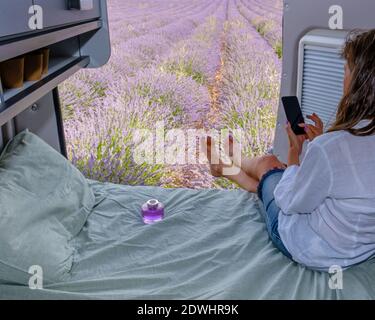 Nei campi di lavanda, in una carovana che fotografa i fiori Foto Stock