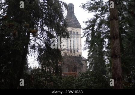 Zittau, Germania. 23 dicembre 2020. Il crematorio del servizio funebre Städtische Dienstleistungs-GmbH Zittau. A causa del drammatico tasso di mortalità per corona a Zittau, nella Sassonia orientale, i cadaveri devono essere temporaneamente immagazzinati al di fuori del crematorio. Credit: Sebastian Kahnert/dpa-Zentralbild/dpa/Alamy Live News Foto Stock