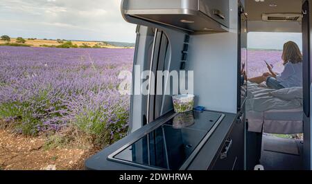 Nei campi di lavanda, in una carovana che fotografa i fiori Foto Stock