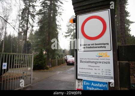 Zittau, Germania. 23 dicembre 2020. Le auto sono parcheggiate nel vialetto di accesso al crematorio di Städtische Dienstleistungs-GmbH Zittau Bestattungswesen. A causa del drammatico tasso di mortalità per corona a Zittau, nella Sassonia orientale, i cadaveri devono essere temporaneamente immagazzinati al di fuori del crematorio. Credit: Sebastian Kahnert/dpa-Zentralbild/dpa/Alamy Live News Foto Stock