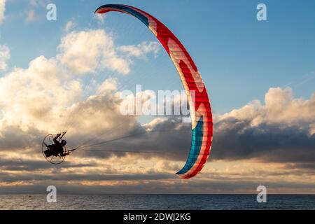 parapendio volare nel cielo nuvoloso. Concetto di sport parapendio. Foto Stock