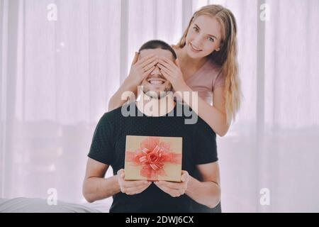 Amore Coppia dare scatola regalo in camera felicità in amore San Valentino concetto di giorno Foto Stock