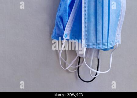 Diverse maschere mediche sono appese sulla porta. Foto Stock