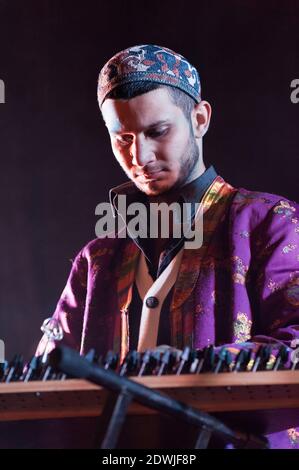 La band del Tagikistan, la famiglia Alaev, si esibisce al festival WOMAD di Charlton Park, Regno Unito Foto Stock