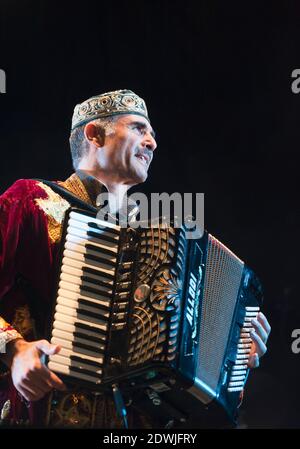 La band del Tagikistan, la famiglia Alaev, si esibisce al festival WOMAD di Charlton Park, Regno Unito Foto Stock