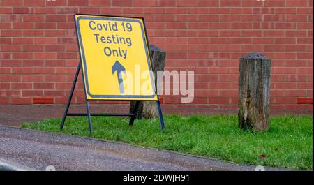Brentwood Essex, Regno Unito. 23 dicembre 2020. Un nuovo centro di test rapido covid-19 presso il Nightingale Center, che utilizza Lateral Flow Tests aperto a Brentwood Essex per le persone senza sintomi. Brentwood ha un alto tasso di infezione. Credit: Ian Davidson/Alamy Live News Foto Stock