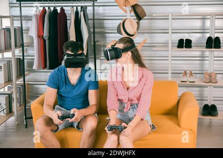 V log Gamer Live 3D gioco online con fan page inseguitore Foto Stock