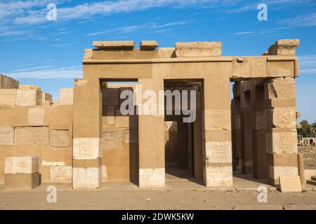 Egitto Alto Egitto, Aswan, rovine Khnum sull isola Elefantina Foto Stock