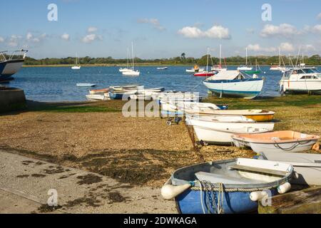 Barche ormeggiate a Dell Quay nel porto di Chichester, West Sussex, Inghilterra Foto Stock