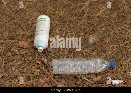 Spazzatura gettata via in natura, problemi ambientali. Concetto di disastro della natura Foto Stock