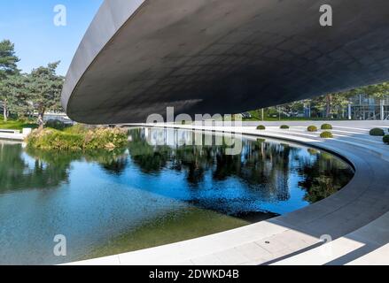 Il padiglione aerodinamico con tetto in acciaio ricurlato per Porsche all'Autostadt - città dell'automobile - a Wolfsburg, progettato dagli architetti tedeschi HENN. Foto Stock