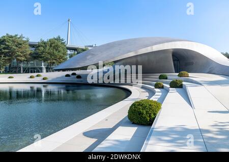 Il padiglione aerodinamico con tetto in acciaio ricurlato per Porsche all'Autostadt - città dell'automobile - a Wolfsburg, progettato dagli architetti tedeschi HENN. Foto Stock