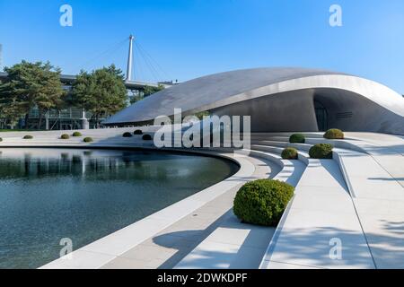 Il padiglione aerodinamico con tetto in acciaio ricurlato per Porsche all'Autostadt - città dell'automobile - a Wolfsburg, progettato dagli architetti tedeschi HENN. Foto Stock