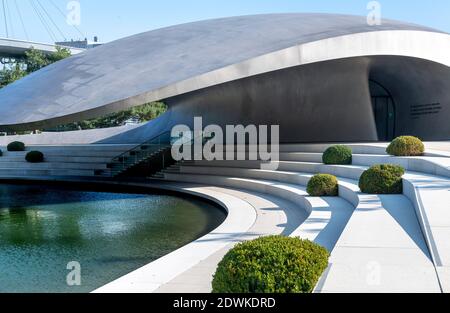 Il padiglione aerodinamico con tetto in acciaio ricurlato per Porsche all'Autostadt - città dell'automobile - a Wolfsburg, progettato dagli architetti tedeschi HENN. Foto Stock