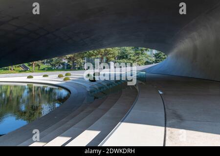 Il padiglione aerodinamico con tetto in acciaio ricurlato per Porsche all'Autostadt - città dell'automobile - a Wolfsburg, progettato dagli architetti tedeschi HENN. Foto Stock