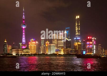 Pudong sul Bund, Shanghai di notte, Cina Foto Stock