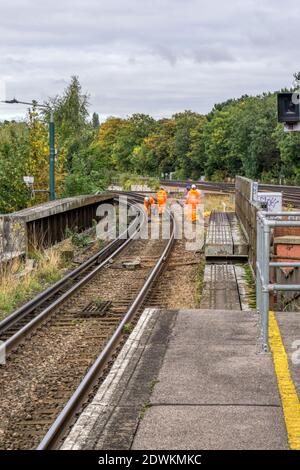 Lavoratori sulla linea ferroviaria nord-est per il centro di Londra fuori dalla stazione ferroviaria di Shortlands a Kent. Foto Stock