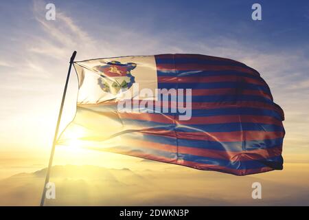 Dipartimento del Guatemala della bandiera del Guatemala che sventolava sull'alba superiore nebbia Foto Stock