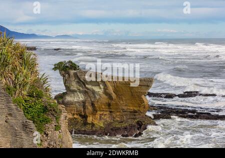 Punakaki Pancake Rocks nel Parco Nazionale di Paparoa, Costa Ovest, Isola del Sud, Nuova Zelanda . Splendidi paesaggi naturali Foto Stock