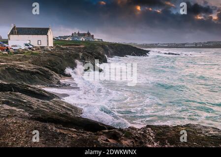 Alta Marea a poco Fistral a Newquay in Cornovaglia. Foto Stock