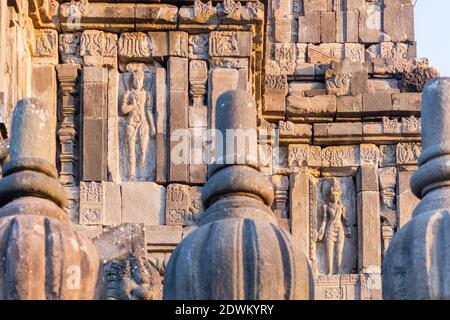 Bassorilievo negli antichi templi indù del tempio Prambanan a Giava, Indonesia Foto Stock