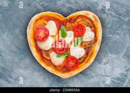 pizza con forma di cuore per san valentino Foto Stock