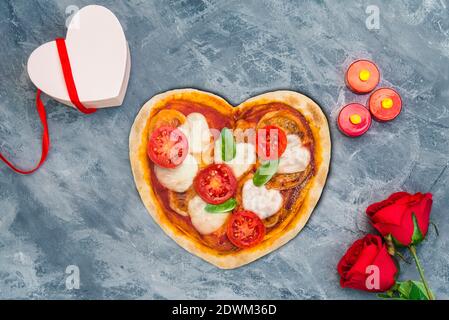 Pizza cuore per il giorno di San Valentino Foto Stock