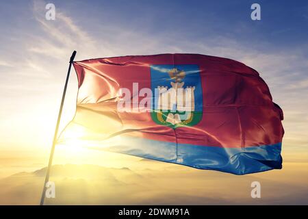 Oryol oblast della bandiera russa sventolando sull'alba superiore nebbia Foto Stock