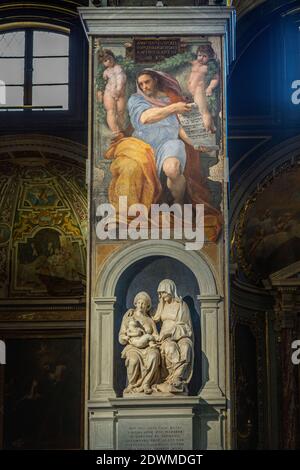 Il gruppo marmoreo di Sant'Anna e della Vergine e l'affresco di Raffaelo Sansio dedicato al profeta Isaia. Chiesa di Sant'Agostino, Roma, Italia Foto Stock