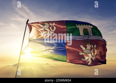 Usti nad Labem regione della Repubblica Ceca bandiera sventolando la nebbia dell'alba Foto Stock