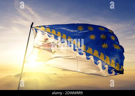 Dnipro oblast della bandiera Ucraina sventolando sull'alba superiore nebbia Foto Stock