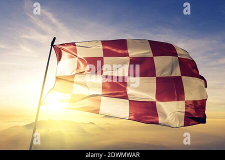 Provincia del Brabante del Nord dei Paesi Bassi bandiera che sventola sulla cima nebbia all'alba Foto Stock