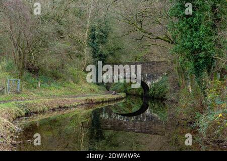 Ponte 138 vicino a Talybont-on-Usk, lungo il Monboccuthshire e il canale di Brecon, vicino a Llangynidr, Powys, Galles Foto Stock