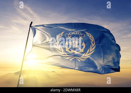 La bandiera dell'Organizzazione marittima internazionale (IMO) sventola sulla cima Foto Stock