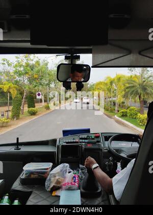 Vista dall'abitacolo di un autobus turistico in Thailandia. Foto Stock