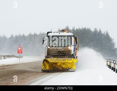 Un aratro di neve la cancellazione della A68 trunk road a Soutra hill in Scottish Borders. Foto Stock