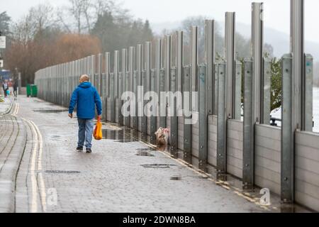 Bewdley, Worcestershire, Regno Unito. 23 dicembre 2020. Appena due giorni prima di Natale la pioggia recente ha aumentato il livello del fiume Severn a Bewdley, Worcestershire. L'Agenzia per l'ambiente sta erigendo barriere per proteggere le proprietà e le imprese dalle inondazioni. Più pioggia è sulla relativa strada nei due giorni prossimi. Credit: Peter Lopeman/Alamy Live News Foto Stock