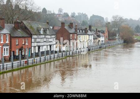 Bewdley, Worcestershire, Regno Unito. 23 dicembre 2020. Appena due giorni prima di Natale la pioggia recente ha aumentato il livello del fiume Severn a Bewdley, Worcestershire. L'Agenzia per l'ambiente sta erigendo barriere per proteggere le proprietà e le imprese dalle inondazioni. Più pioggia è sulla relativa strada nei due giorni prossimi. Credit: Peter Lopeman/Alamy Live News Foto Stock