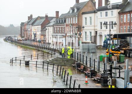 Bewdley, Worcestershire, Regno Unito. 23 dicembre 2020. Appena due giorni prima di Natale la pioggia recente ha aumentato il livello del fiume Severn a Bewdley, Worcestershire. L'Agenzia per l'ambiente sta erigendo barriere per proteggere le proprietà e le imprese dalle inondazioni. Più pioggia è sulla relativa strada nei due giorni prossimi. Credit: Peter Lopeman/Alamy Live News Foto Stock