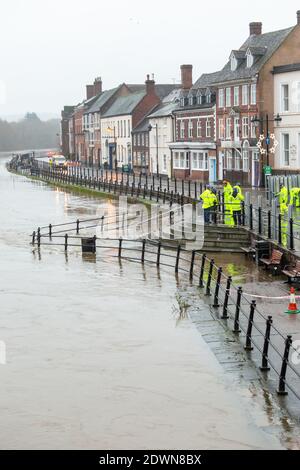 Bewdley, Worcestershire, Regno Unito. 23 dicembre 2020. Appena due giorni prima di Natale la pioggia recente ha aumentato il livello del fiume Severn a Bewdley, Worcestershire. L'Agenzia per l'ambiente sta erigendo barriere per proteggere le proprietà e le imprese dalle inondazioni. Più pioggia è sulla relativa strada nei due giorni prossimi. Credit: Peter Lopeman/Alamy Live News Foto Stock