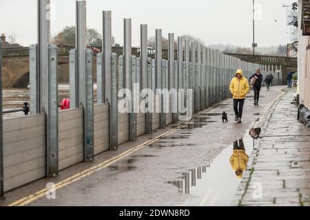 Bewdley, Worcestershire, Regno Unito. 23 dicembre 2020. Appena due giorni prima di Natale la pioggia recente ha aumentato il livello del fiume Severn a Bewdley, Worcestershire. L'Agenzia per l'ambiente sta erigendo barriere per proteggere le proprietà e le imprese dalle inondazioni. Più pioggia è sulla relativa strada nei due giorni prossimi. Credit: Peter Lopeman/Alamy Live News Foto Stock