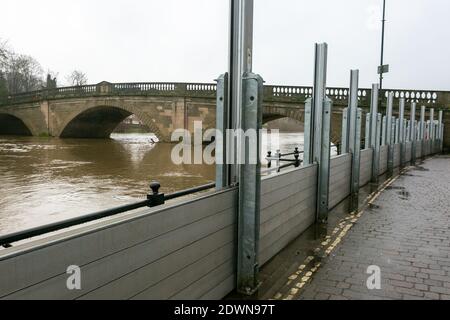 Bewdley, Worcestershire, Regno Unito. 23 dicembre 2020. Appena due giorni prima di Natale la pioggia recente ha aumentato il livello del fiume Severn a Bewdley, Worcestershire. L'Agenzia per l'ambiente sta erigendo barriere per proteggere le proprietà e le imprese dalle inondazioni. Più pioggia è sulla relativa strada nei due giorni prossimi. Credit: Peter Lopeman/Alamy Live News Foto Stock