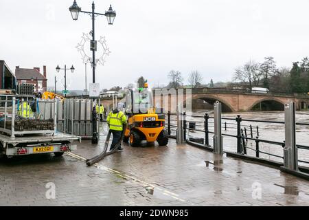 Bewdley, Worcestershire, Regno Unito. 23 dicembre 2020. Appena due giorni prima di Natale la pioggia recente ha aumentato il livello del fiume Severn a Bewdley, Worcestershire. L'Agenzia per l'ambiente sta erigendo barriere per proteggere le proprietà e le imprese dalle inondazioni. Più pioggia è sulla relativa strada nei due giorni prossimi. Credit: Peter Lopeman/Alamy Live News Foto Stock