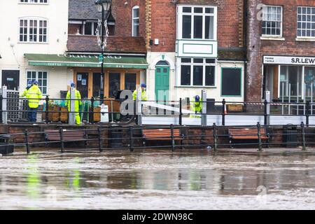 Bewdley, Worcestershire, Regno Unito. 23 dicembre 2020. Appena due giorni prima di Natale la pioggia recente ha aumentato il livello del fiume Severn a Bewdley, Worcestershire. L'Agenzia per l'ambiente sta erigendo barriere per proteggere le proprietà e le imprese dalle inondazioni. Più pioggia è sulla relativa strada nei due giorni prossimi. Credit: Peter Lopeman/Alamy Live News Foto Stock