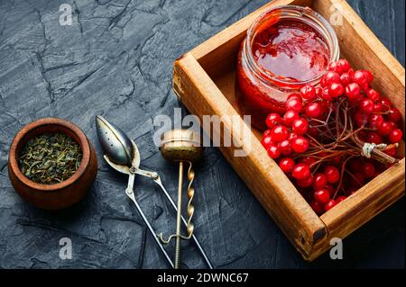 Vasetto di vetro con marmellata e bacche di viburno Foto Stock