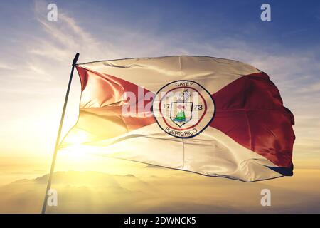 Cayey comune di Puerto Rico bandiera sventolare sulla cima nebbia all'alba Foto Stock