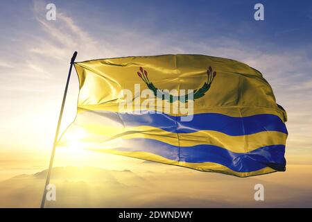 Juncos comune di Puerto Rico bandiera sventolando sulla cima nebbia all'alba Foto Stock