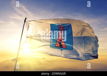 Serravalle della bandiera sammarinese sventolando sull'alba nebbia Foto Stock